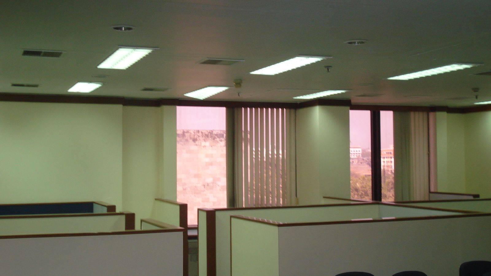 Large finished workstation hall with partition bays in a corporate office